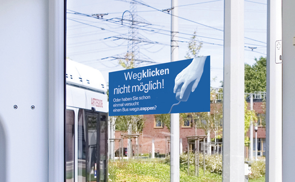 Seitenscheibenplakat im Fahrzeug Seitenscheibenplakat im Fahrzeug