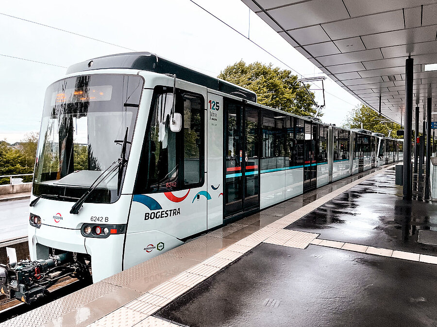 Foto: Stadtbahn vom Typ Tango an Bahnsteig Station Bochum Gesundheitscampus