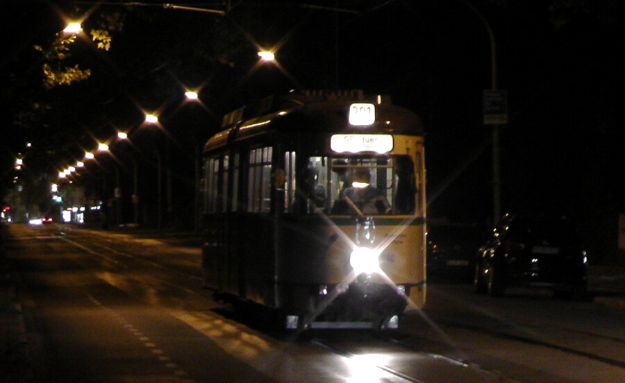 Foto Historische Straßenbahn bei Nacht