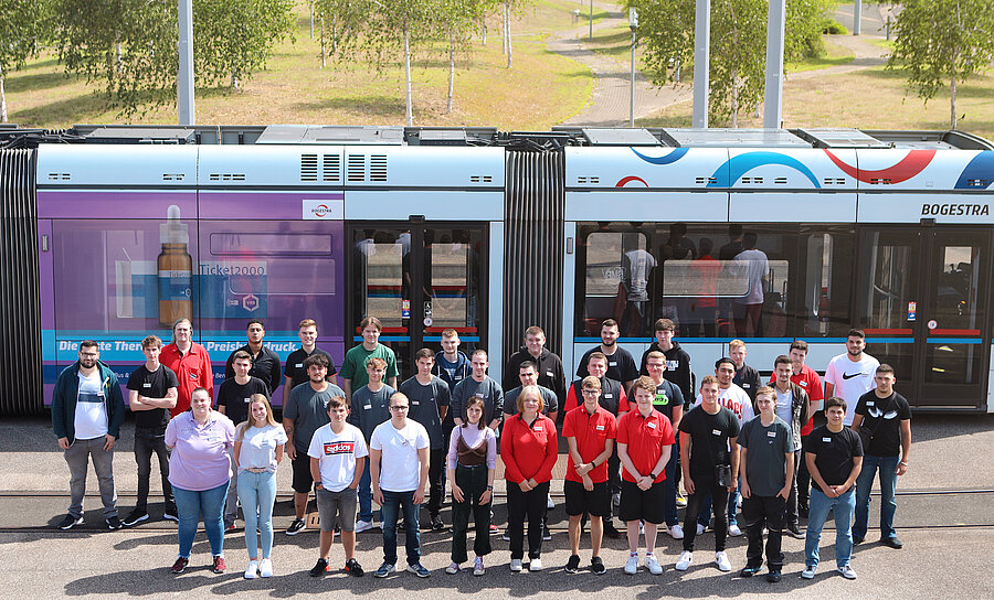 Foto BOGESTRA Azubis vor Straßenbahn